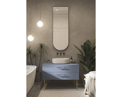 Salle de bain moderne avec meuble-lavabo, miroir et plantes