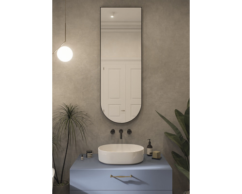 Salle de bain avec lavabo, miroir et plantes