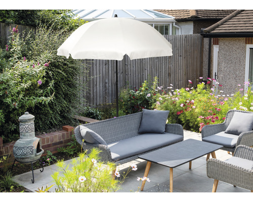 Gartenmöbel-Set mit Sonnenschirm auf einer Terrasse