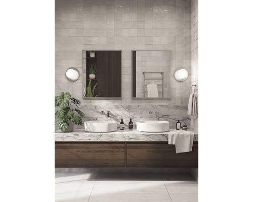 Salle de bain lumineuse avec double vasque, miroirs et éléments en bois pour un design moderne