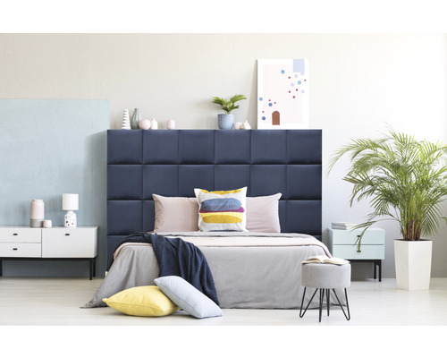 Coussin mural Riviera bleu foncé aspect velours 30 x 30 cm Chambre à coucher avec tête de lit rembourrée, table de chevet et plante d''intérieur