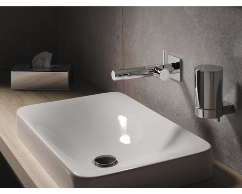 Badezimmer Waschbecken mit Armatur und Seifenspender