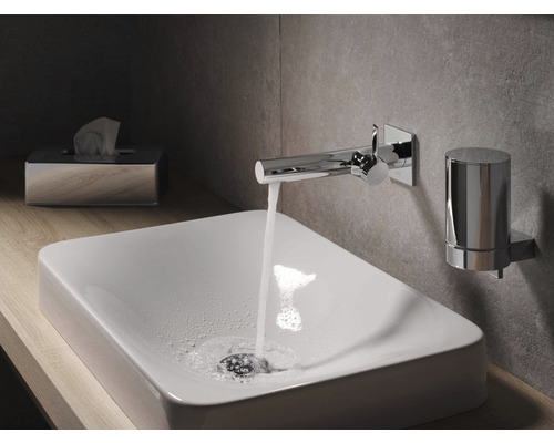 Waschtisch mit Armatur, Seifenspender und Taschentuchbox im Badezimmer