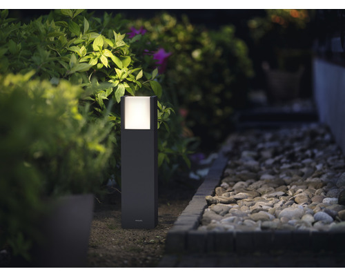 Beleuchteter Gartenweg mit moderner Wegeleuchte