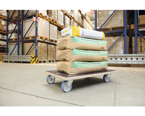 Säcke mit Zement und Putz auf einem Rollbrett in einem Lager