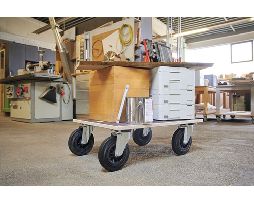 Transportroller mit Werkzeugen und Materialien in einer Werkstatt