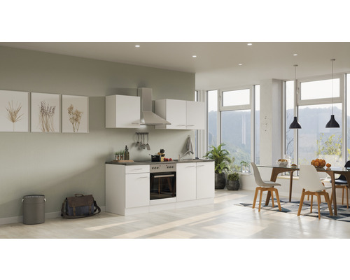 Helle, moderne Küche mit weißen Schränken und Essbereich in einem geräumigen Raum.