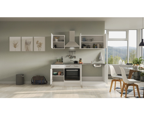 Komplette Küchenzeile mit Spüle, Herd und Hängeschränken in einem hellen Raum.