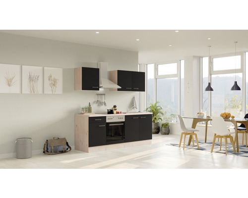 Komplette Küche mit Hängeschränken, Dunstabzugshaube und integriertem Backofen in einem hellen, modernen Raum