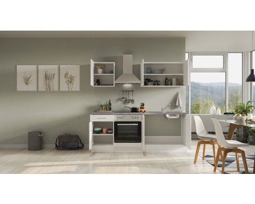 Kompakte Küche mit Ober- und Unterschränken, Spüle, Herd und Dunstabzugshaube in einem hellen Raum