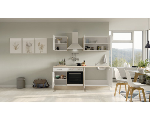 Moderne Küche mit Einbauschränken, Dunstabzugshaube und Essbereich in einem hellen Raum.