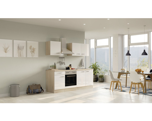 Helle Küche mit Küchenzeile und Essbereich in einem modernen Wohnraum.