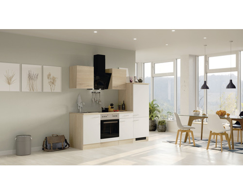 Moderne Küche mit hellen Holzfronten und einer schwarzen Dunstabzugshaube in einem hellen, offenen Wohnbereich.