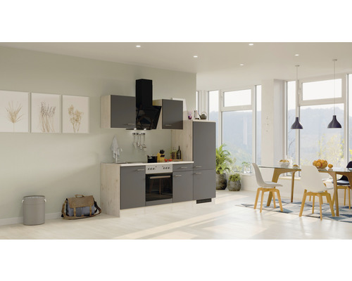 Cuisine moderne avec table à manger et chaises dans une pièce lumineuse.