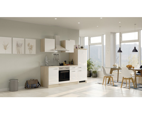 Helle Einbauküche mit Elektrogeräten und Essbereich in einem modern eingerichteten Raum.