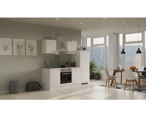 Cuisine lumineuse avec armoires blanches et table à manger dans une maison moderne