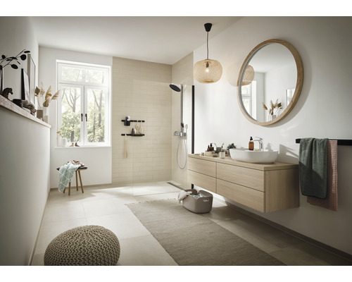 Helles Badezimmer mit Waschtisch, Spiegel, Dusche und Accessoires