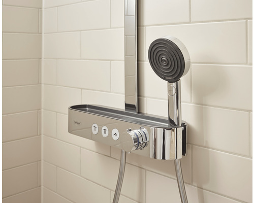 Duschsystem mit Ablage und Handbrause im Badezimmer