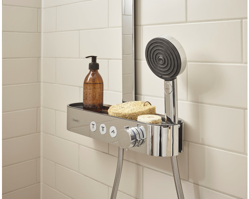 Brausegarnitur mit Ablage und Pflegeprodukten im Badezimmer