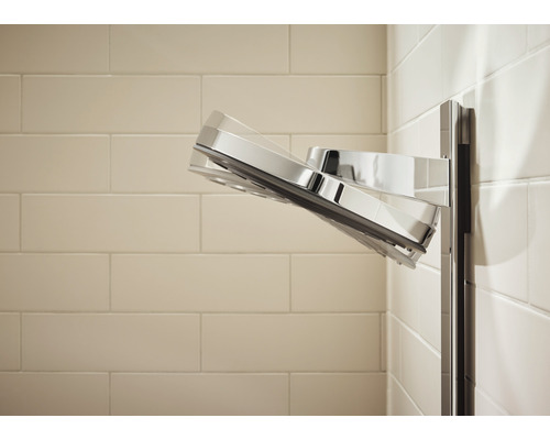 Chromfarbener Duschkopf an gefliester Wand montiert