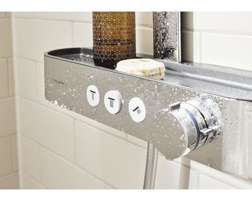 Brausethermostat mit Ablage und Bedienelementen im Badezimmer