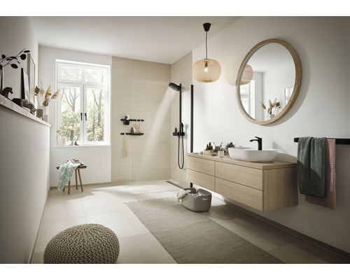 Salle de bains lumineuse avec douche, lavabo, miroir et fenêtre pour une ambiance moderne