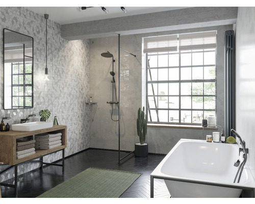 Badezimmer mit Waschbecken, Dusche, Badewanne und Fenster für eine helle und geräumige Atmosphäre