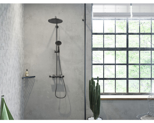 Badezimmer mit Regendusche, Ablage und Fenster