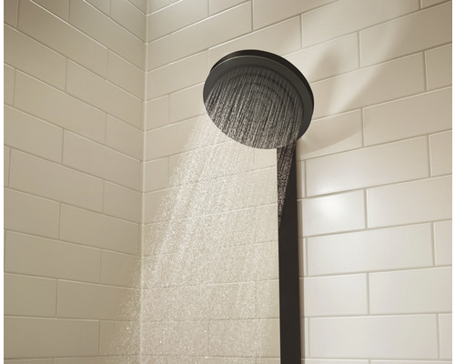 Pomme de douche avec jet d''eau dans une salle de bain