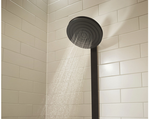 Pomme de douche à effet pluie avec jet d''eau dans la salle de bain