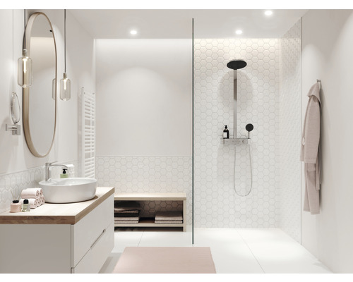 Helles Badezimmer mit Dusche, Waschbecken und Spiegel