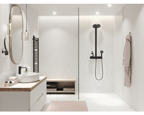 Salle de bains lumineuse avec lavabo, miroir, douche et radiateur sèche-serviettes