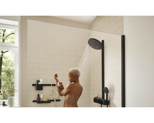 Douche avec système de douche, pommeau de douche et étagères de douche dans une salle de bain moderne