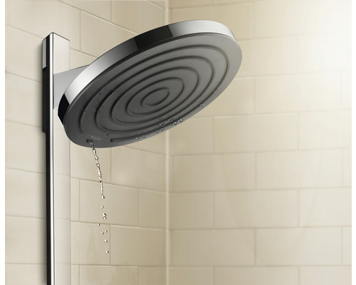 Brausekopf mit Wasserstrahl im Badezimmer