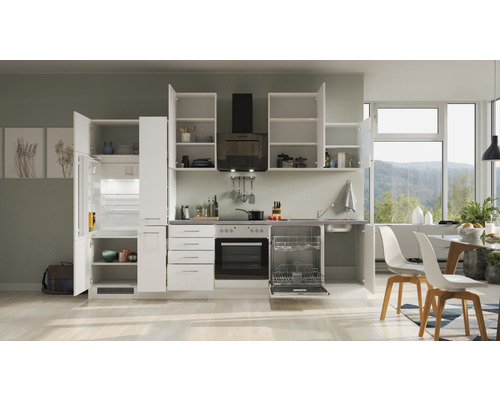 Helle Küche mit Einbaugeräten, Spüle und Dunstabzugshaube.