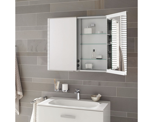 Salle de bains avec armoire de toilette, lavabo et robinet