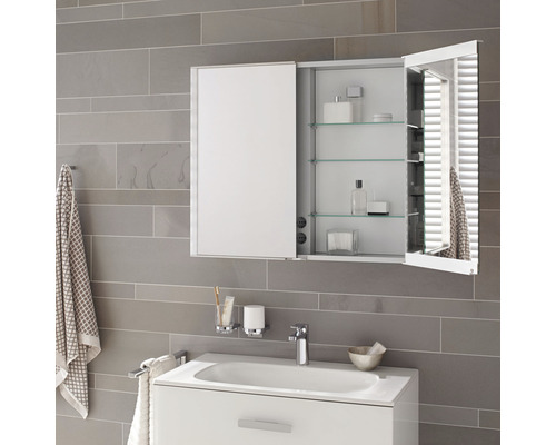 Modernes Badezimmer mit Spiegelschrank, Waschbecken und Armaturen