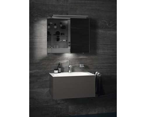 Salle de bain moderne avec lavabo, miroir et robinetterie.