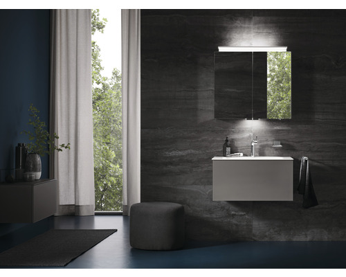 Salle de bain moderne avec meuble-lavabo, armoire de toilette et décoration