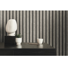 Nahaufnahme eines Zimmers mit einer Akzentwand aus Holzlatten, einem Schreibtisch und dekorativen Accessoires.