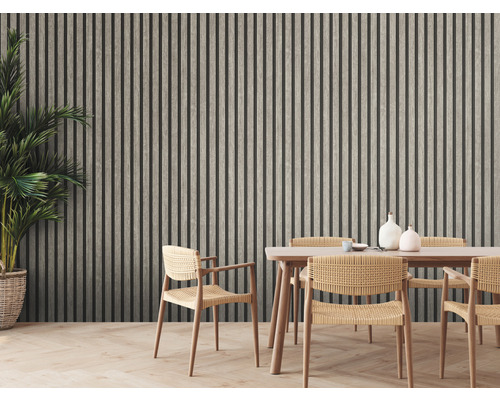 Esszimmer mit Holztisch, Stühlen und Wandpaneelen in Holzoptik