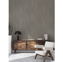 Wohnzimmer mit Holzpaneelwand, Kommode und Sessel