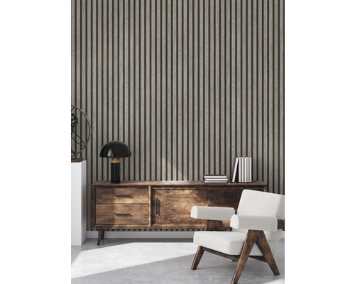 Wohnzimmer mit Holzpaneelwand, Kommode und Sessel