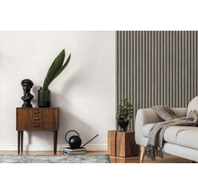 Wohnzimmer mit Wandpaneelen, Kommode und Dekoration für ein modernes Wohnambiente.
