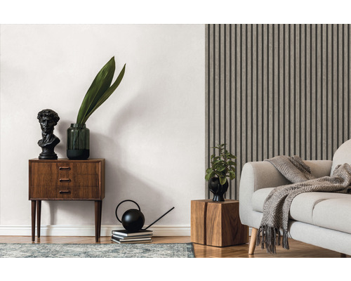 Wohnzimmer mit Wandpaneelen, Kommode und Dekoration für ein modernes Wohnambiente.