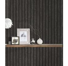 Wandgestaltung mit Holzpaneel-Tapete, Regal und Dekoration