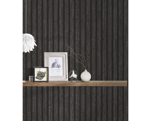 Wandgestaltung mit Holzpaneel-Tapete, Regal und Dekoration