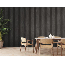 Esszimmer mit Esstisch, Stühlen und dunkler Holzpaneelwand
