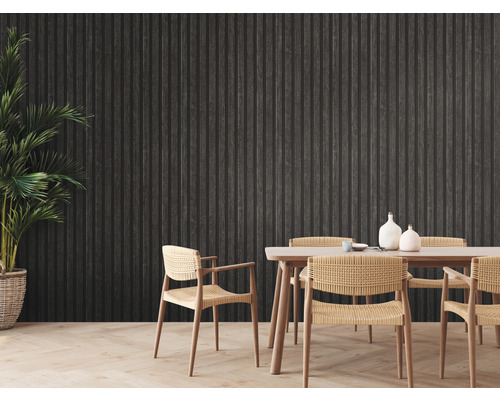 Esszimmer mit Esstisch, Stühlen und dunkler Holzpaneelwand