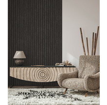 Wohnzimmer mit Kommode, Lampe, Sessel und Teppich für eine gemütliche Atmosphäre.
